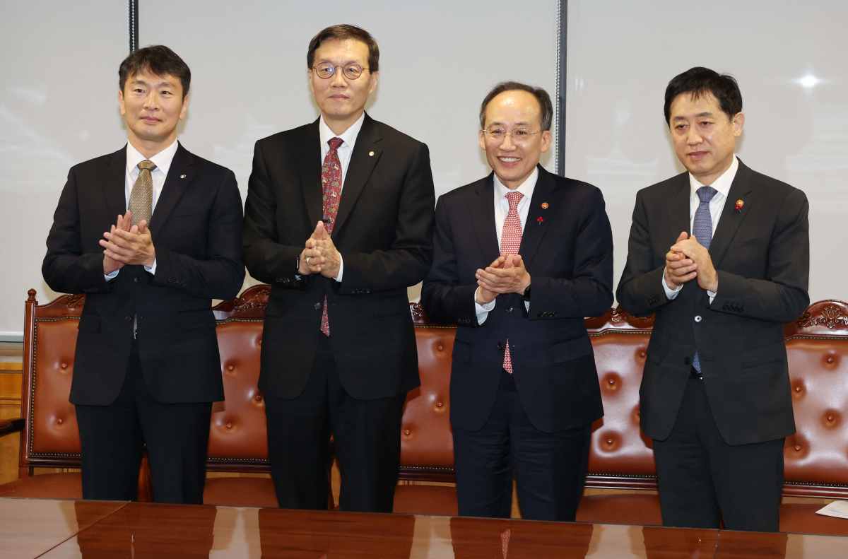 ▲추경호 부총리 겸 기획재정부 장관 등이 14일 서울 중구 은행회관에서 열린 비상거시경제금융회의를 마치고 기념촬영을 하고 있다. 사진 왼쪽부터 이복현 금융감독원장, 이창용 한국은행 총재, 추 부총리, 김주현 금융위원장. 신태현 기자 holjjak@