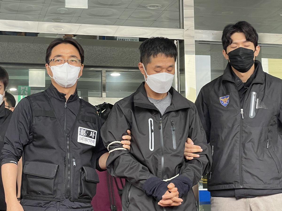 ▲2022년 9월 2일 대전 동부경찰서 정문에서 21년 만에 검거된 '국민은행 강도살인 사건' 피의자인 이승만이 취재진의 질문에 대답하고 있다. (뉴시스)