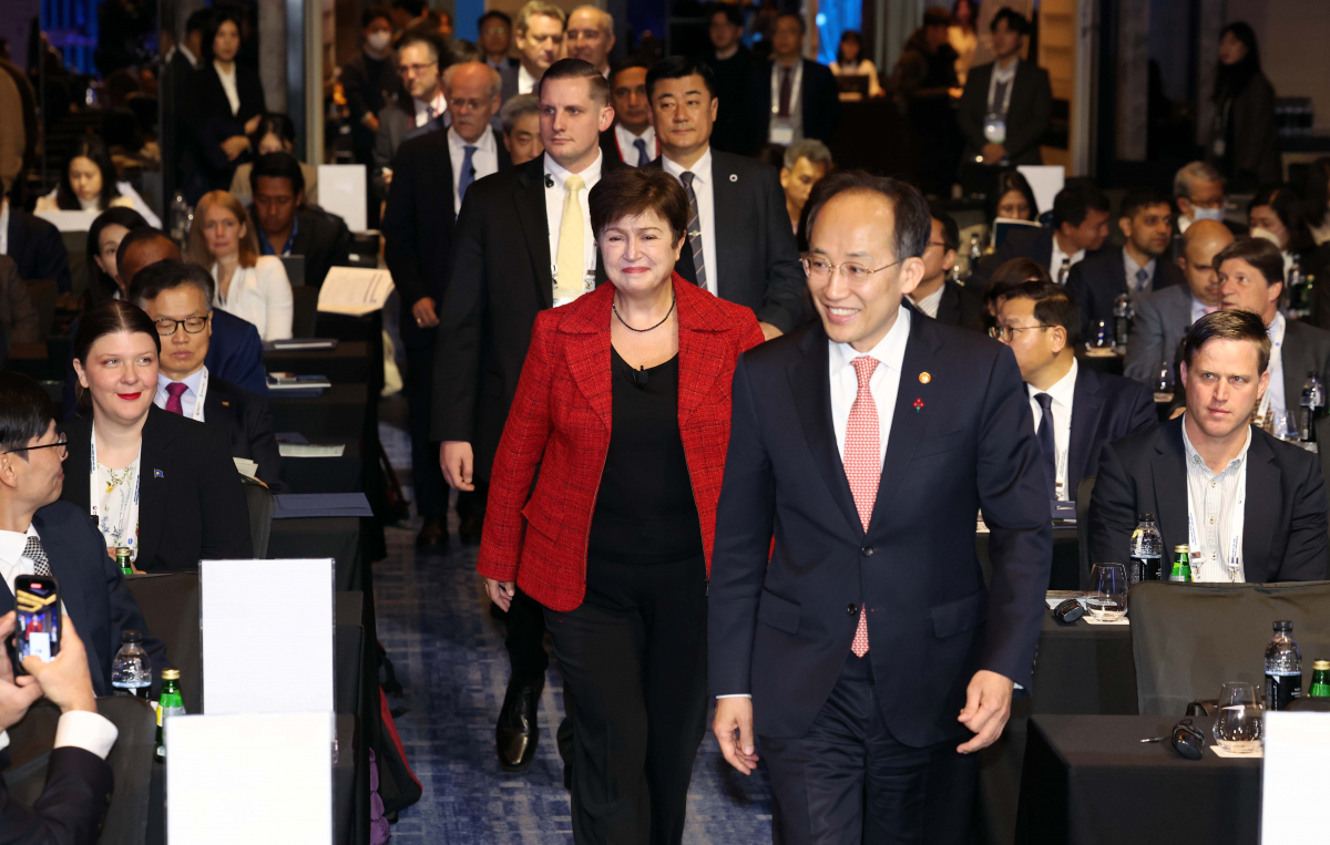 ▲추경호(오른쪽) 부총리 겸 기획재정부 장관과 크리스탈리나 게오르기에바 IMF 총재 등이 14일 오전 서울 종로구 포시즌스호텔에서 기획재정부(MOEF), 한국은행(BOK), 금융위원회(FSC)가 국제통화기금(IMF)과 공동으로 개최한 '2023 MOEF-BOK-FSC-IMF 국제 콘퍼런스'에 참석하고 있다. 신태현 기자 holjjak@