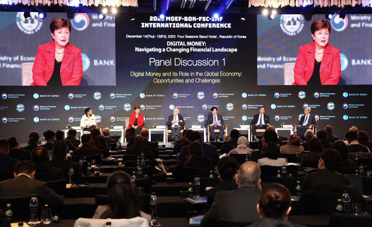 ▲크리스탈리나 게오르기에바 IMF 총재가 14일 오전 서울 종로구 포시즌스호텔에서 기획재정부(MOEF), 한국은행(BOK), 금융위원회(FSC)가 국제통화기금(IMF)과 공동으로 개최한 '2023 MOEF-BOK-FSC-IMF 국제 콘퍼런스' 패널토론에서 발언하고 있다. 신태현 기자 holjjak@
