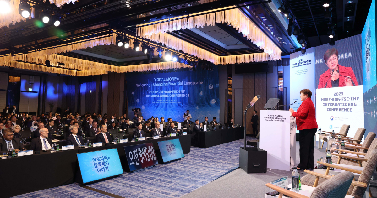 ▲크리스탈리나 게오르기에바 IMF 총재가 14일 오전 서울 종로구 포시즌스호텔에서 기획재정부(MOEF), 한국은행(BOK), 금융위원회(FSC)가 국제통화기금(IMF)과 공동으로 개최한 '2023 MOEF-BOK-FSC-IMF 국제 콘퍼런스'에서 기조연설을 하고 있다. 신태현 기자 holjjak@