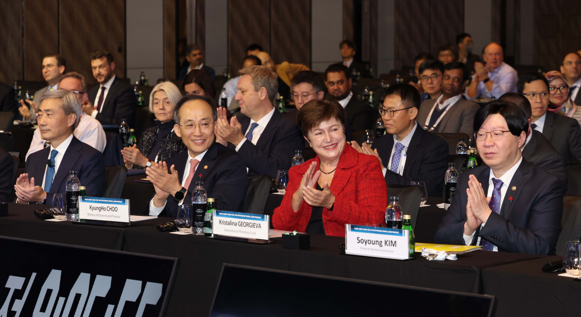 ▲추경호(왼쪽 두번째부터) 부총리 겸 기획재정부 장관과 크리스탈리나 게오르기에바 IMF 총재, 김소영 금융위원회 부위원장 등이 14일 오전 서울 종로구 포시즌스호텔에서 기획재정부(MOEF), 한국은행(BOK), 금융위원회(FSC)가 국제통화기금(IMF)과 공동으로 개최한 '2023 MOEF-BOK-FSC-IMF 국제 콘퍼런스'에서 박수치고 있다. 신태현 기자 holjjak@