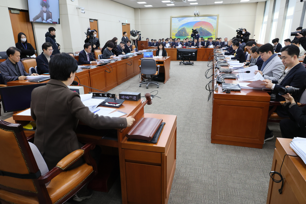 ▲<YONHAP PHOTO-3529> 국회 정무위원회 전체회의 (서울=연합뉴스) 이정훈 기자 = 30일 국회에서 열린 정무위원회 전체회의에서 백혜련 위원장이 의사봉을 두드리고 있다. 2023.11.30 uwg806@yna.co.kr/2023-11-30 11:40:25/<저작권자 ⓒ 1980-2023 ㈜연합뉴스. 무단 전재 재배포 금지.>