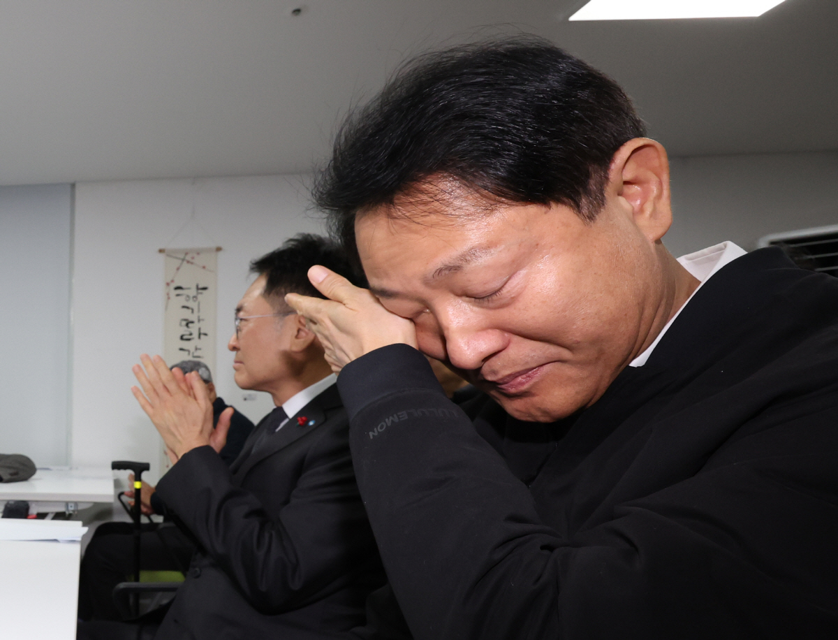 ▲오세훈 서울시장이 14일 오전 서울 종로구 돈의동 쪽방상담소에서 열린 ‘쪽방주민 무료 치과진료사업 소감 발표’를 듣고 눈물을 닦고 있다. (연합뉴스)
