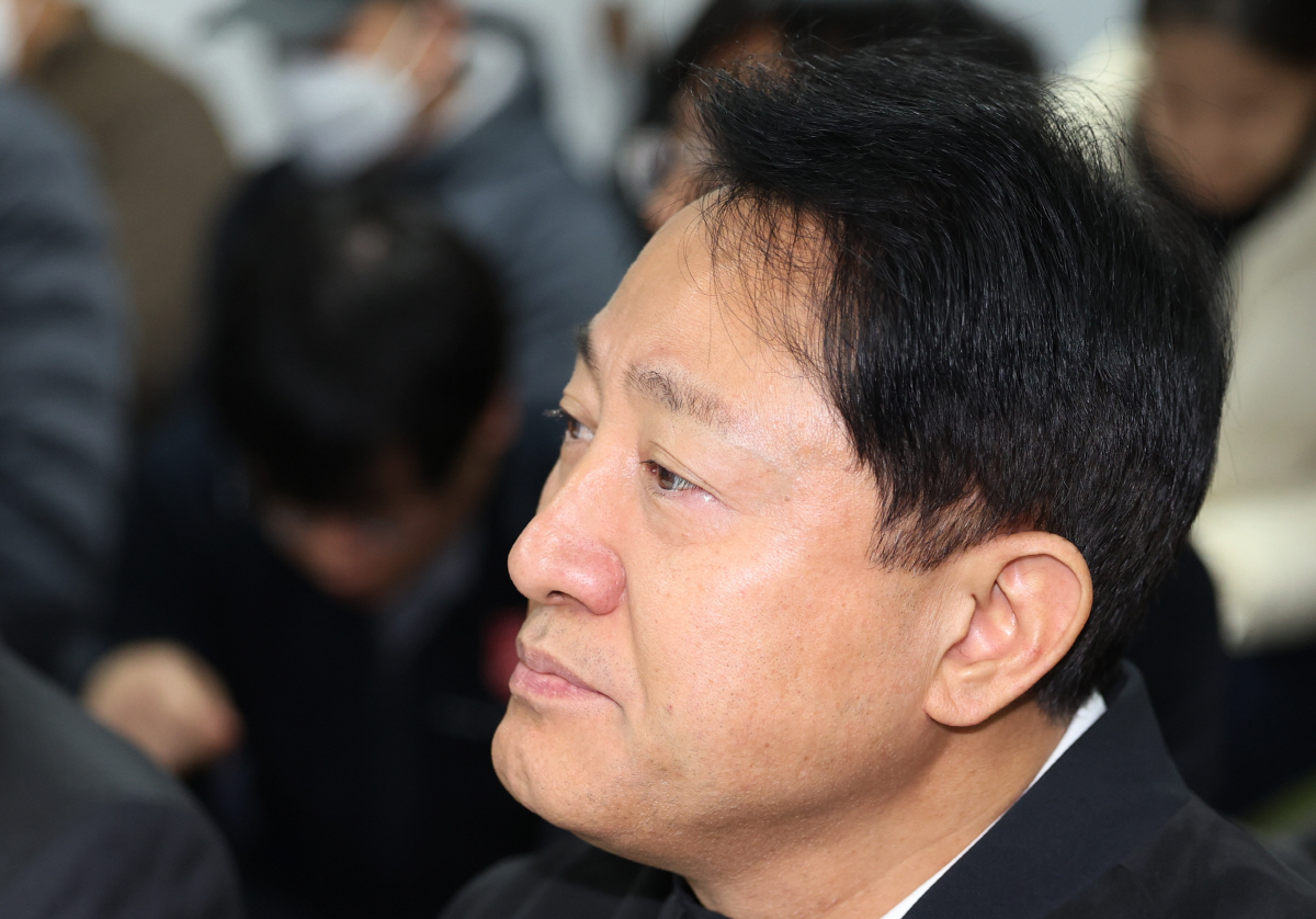 ▲오세훈 서울시장이 14일 오전 서울 종로구 돈의동 쪽방상담소에서 열린 ‘쪽방주민 무료 치과진료사업 소감 발표’를 듣고 눈물을 흘리고 있다. (연합뉴스)
