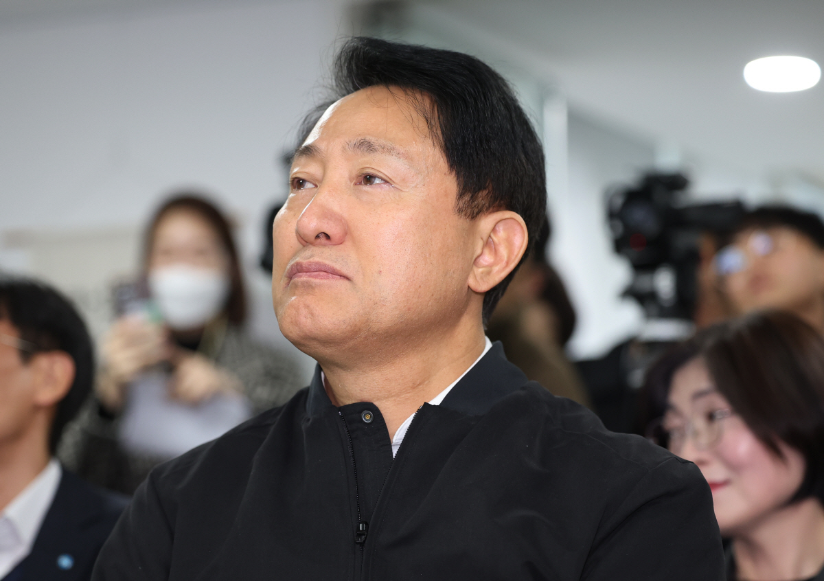 ▲오세훈 서울시장이 14일 오전 서울 종로구 돈의동 쪽방상담소에서 열린 ‘쪽방주민 무료 치과진료사업 소감 발표’를 듣고 눈물을 흘리고 있다. (연합뉴스)
