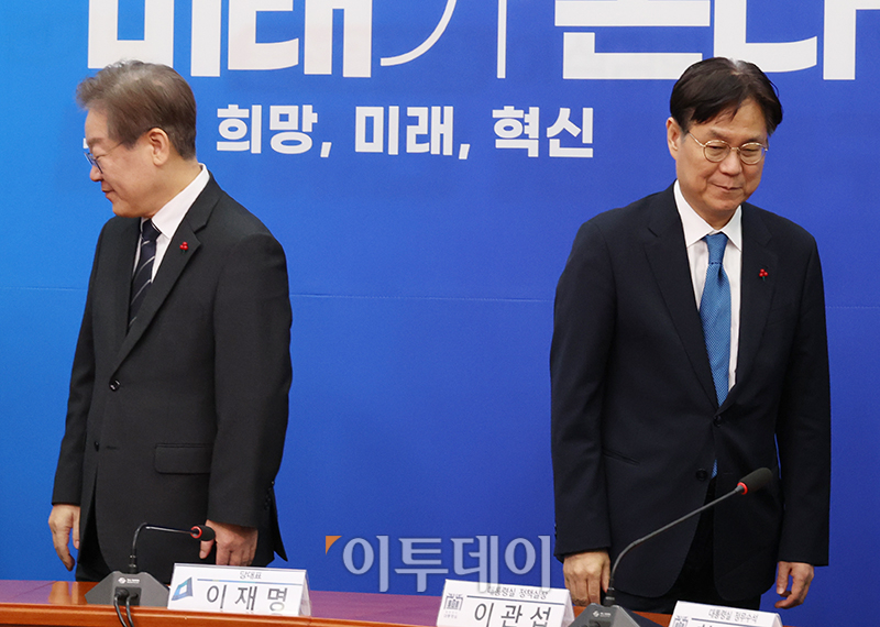 ▲이재명(왼쪽) 더불어민주당 대표와 이관섭 대통령실 정책실장이 14일 서울 여의도 국회에서 기념촬영을 마치고 자리로 향하고 있다. 고이란 기자 photoeran@