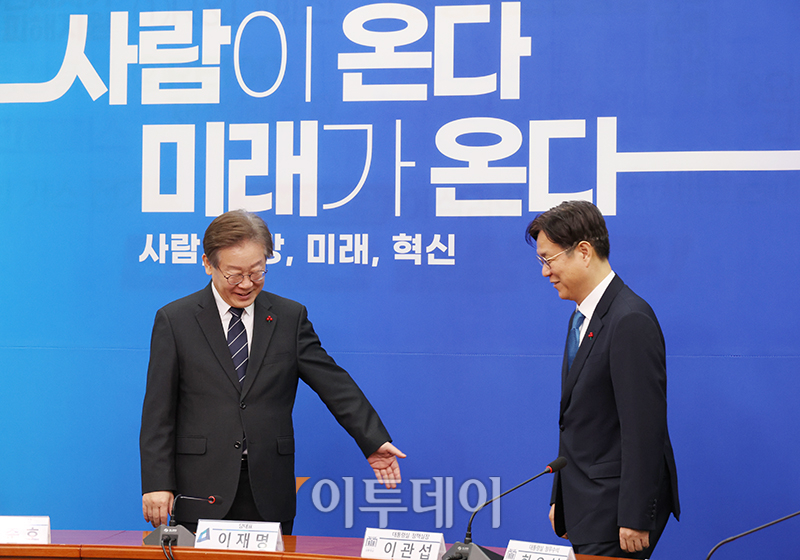 ▲이재명(왼쪽) 더불어민주당 대표가 14일 서울 여의도 국회에서 이관섭 대통령실 정책실장을 맞이하고 있다. 고이란 기자 photoeran@