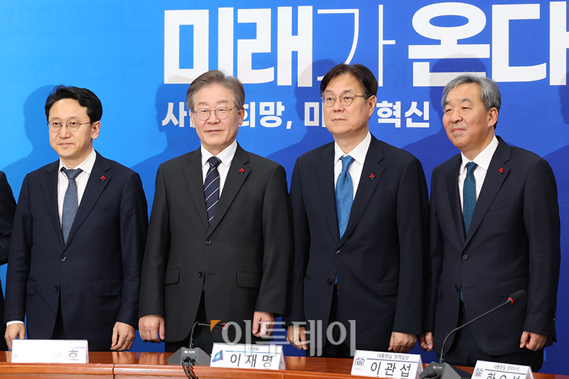 ▲이재명 더불어민주당 대표가 14일 서울 여의도 국회에서 이관섭 대통령실 정책실장, 한오수 정무수석과 만나고 있다. 왼쪽부터 천준호 당대표 비서실장, 이 대표, 이 정책실장, 한 정무수석. 고이란 기자 photoeran@