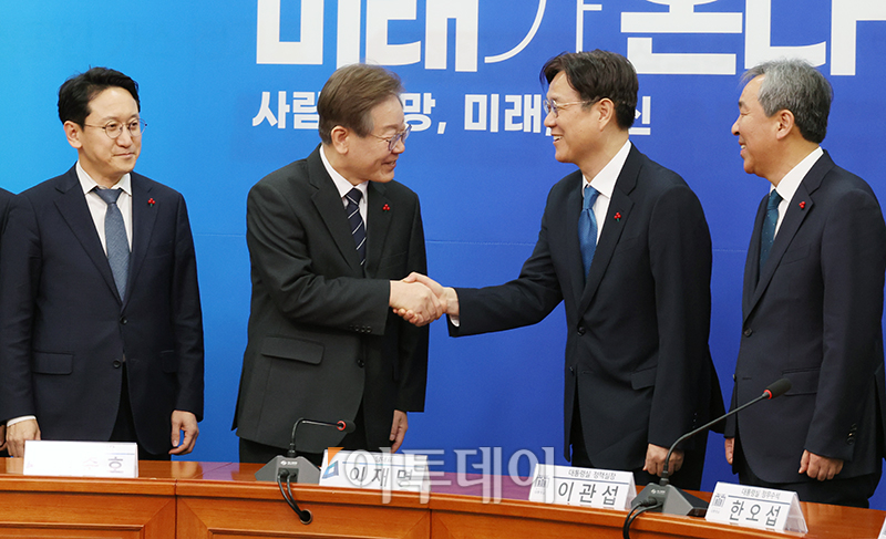 ▲이재명 더불어민주당 대표가 14일 서울 여의도 국회에서 이관섭 대통령실 정책실장, 한오수 정무수석과 만나고 있다. 왼쪽부터 천준호 당대표 비서실장, 이 대표, 이 정책실장, 한 정무수석. 고이란 기자 photoeran@