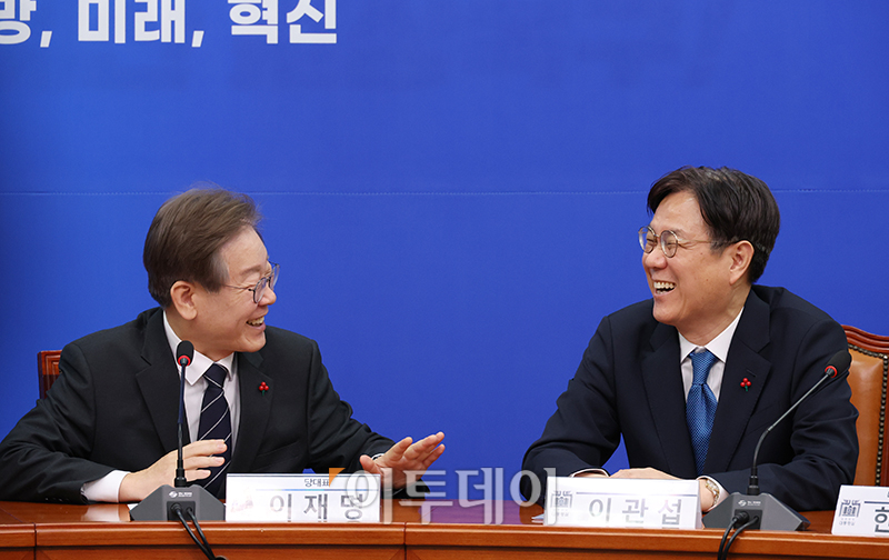 ▲이재명(왼쪽) 더불어민주당 대표와 이관섭 대통령실 정책실장이 14일 서울 여의도 국회에서 만나 대화하고 있다. 고이란 기자 photoeran@