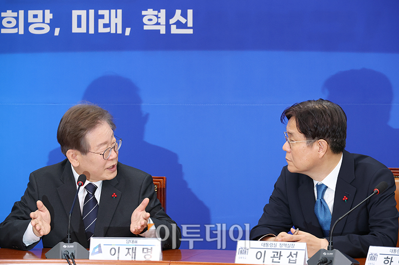 ▲이재명(왼쪽) 더불어민주당 대표와 이관섭 대통령실 정책실장이 14일 서울 여의도 국회에서 만나 대화하고 있다. 고이란 기자 photoeran@