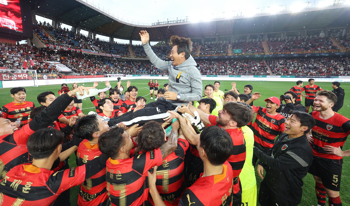 ▲2023 하나원큐 대한축구협회(FA)컵 결승 경기 이후 헹가래 받는 김기동 감독. (연합뉴스)