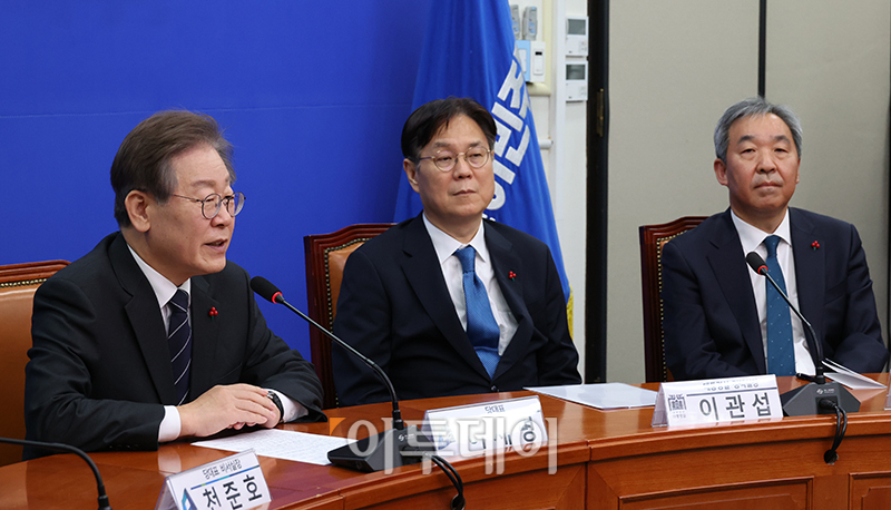 ▲이재명(왼쪽) 더불어민주당 대표가 14일 서울 여의도 국회에서 이관섭(가운데) 대통령실 정책실장, 한오수 정무수석과 만나 인사말을 하고 있다. 고이란 기자 photoeran@