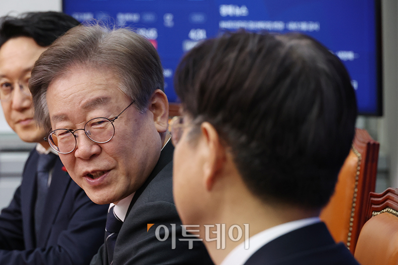 ▲이재명(왼쪽) 더불어민주당 대표가 14일 서울 여의도 국회에서 이관섭 대통령실 정책실장, 한오수 정무수석과 만나 인사말을 하고 있다. 고이란 기자 photoeran@