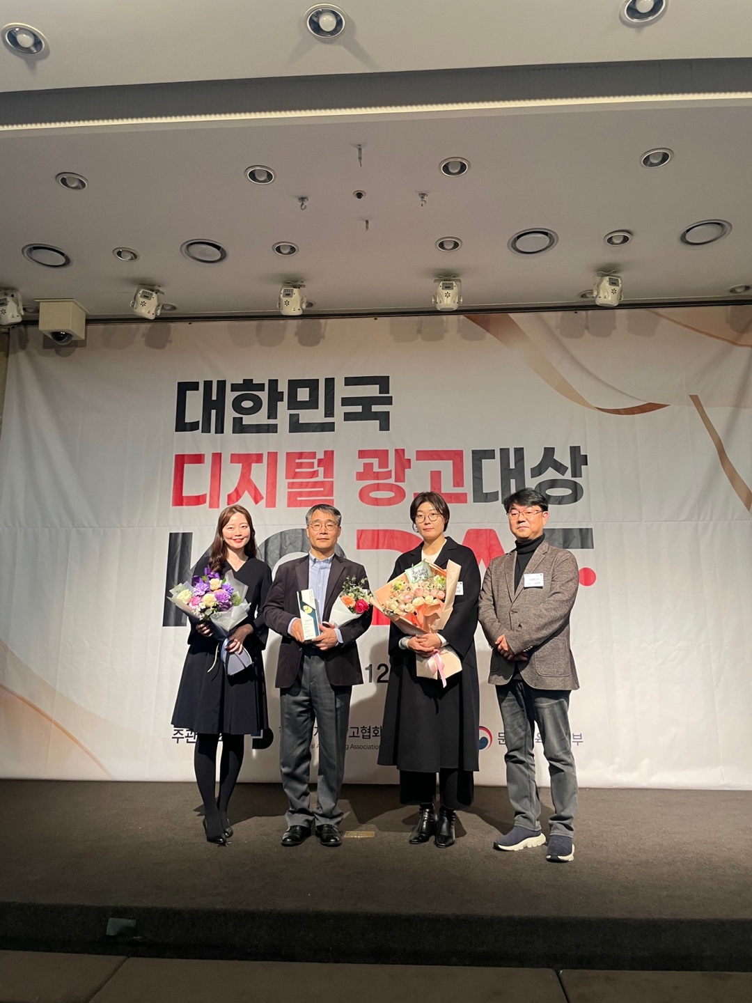 ▲(왼쪽부터) 박은진 포스코 커뮤니케이션실 뉴미디어그룹 차장, 안재웅 그룹장, 인소민 그랑몬스터 대표, 김승현 국장이 기념사진을 촬영하고 있다. (사진제공=포스코)