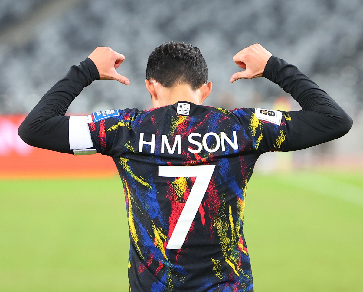 ▲21일 중국 선전 유니버시아드 스포츠센터에서 열린 2026 북중미 월드컵 아시아 2차 예선 한국과 중국의 경기. 대표팀 손흥민 선취골을 넣은 뒤 세리머니를 하고 있다.(연합뉴스)