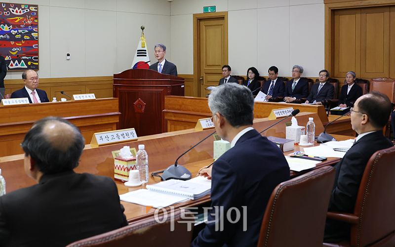 ▲조희대 대법원장이 15일 서울 서초구 대법원 대회의실에서 열린 전국법원장회의에서 인사말을 하고 있다. 고이란 기자 photoeran@