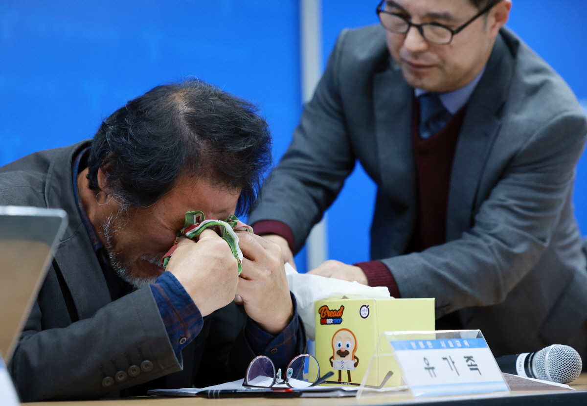 ▲15일 서울시교육청에서 올해 1월 사망한 상명대부속초 기간제 교사의 아버지가 법률대리인의 발언을 듣던 중 눈물을 닦고 있다. (연합뉴스)