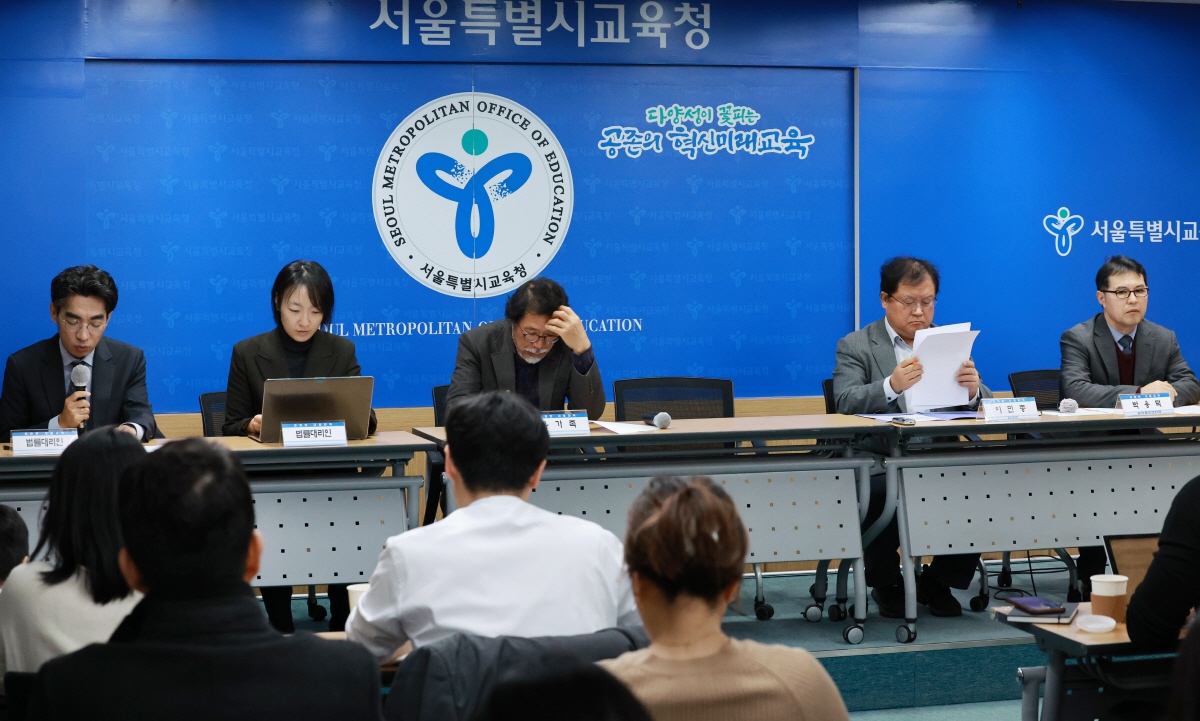 ▲15일 서울시교육청에서 상명대부속초 사망 기간제 교사 유가족의 법률대리인이 발언하고 있다. (연합뉴스)