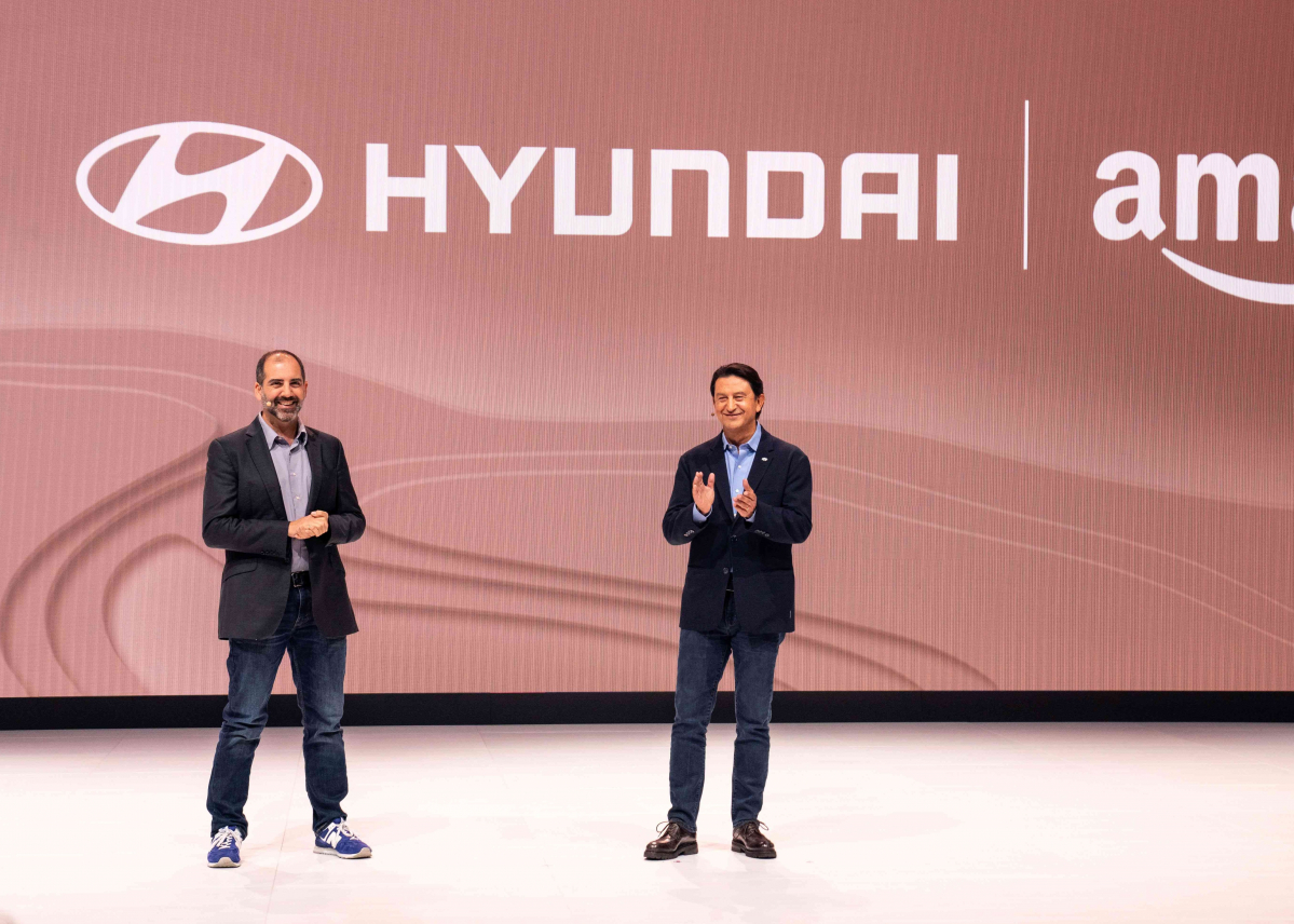 ▲지난달 16일(현지시각) 미국 LA 컨벤션센터에서 열린 2023 LA 오토쇼에서 마티 말릭 아마존 글로벌 기업 비즈니스 개발 담당(왼쪽)과 호세 무뇨스 현대차 글로벌 최고운영책임자(COO) 사장이 고객 경험 혁신과 클라우드 전환을 위한 파트너십을 발표하고 있다. (사진제공=현대자동차)