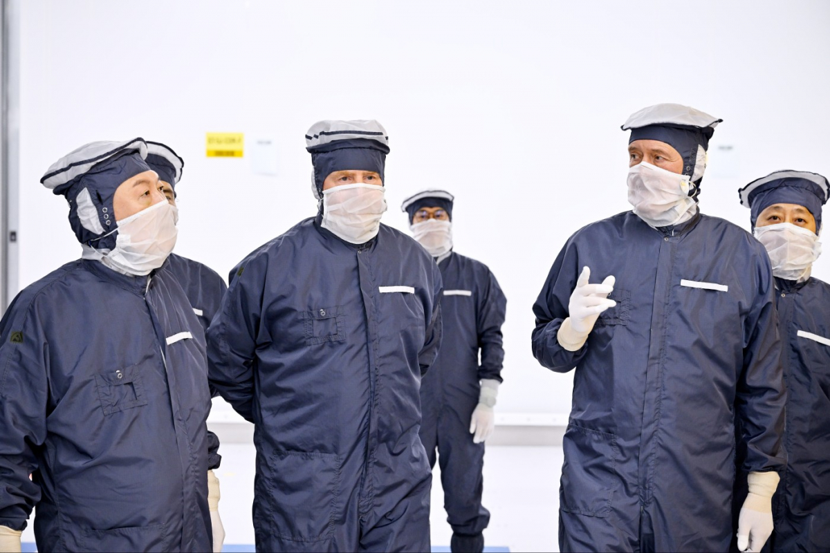 ▲방진복을 입은 윤석열 대통령(왼쪽부터)이 12일(현지시간) 벨트호벤 소재 ASML 본사에서 빌럼-알렉산더르 네덜란드 국왕과 함께 클린룸을 방문, 크리스토프 푸케 ASML 최고사업책임자의 설명을 듣고 있다. (연합뉴스)