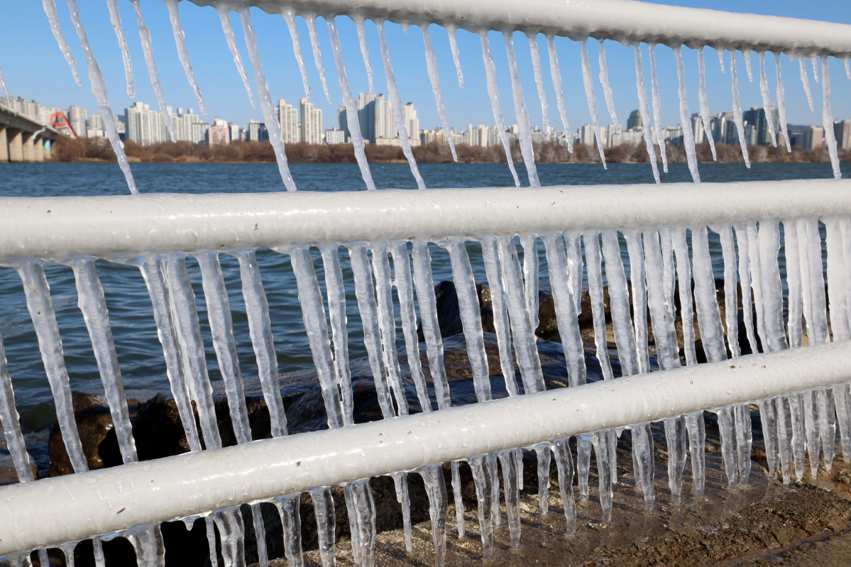 ▲서울 아침 최저기온이 영하 12도를 기록하는 등 전국에 강추위가 찾아온 17일 서울 여의도 한강공원에 고드름이 매달려 있다. 신태현 기자 holjjak@