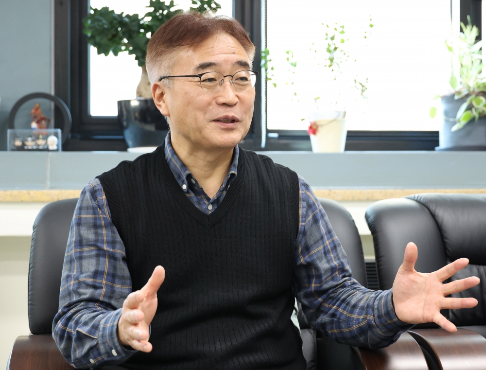 ▲황태연 한국생명존중희망재단 이사장이 이달 12일 서울 중구 을지로에 위치한 재단 집무실에서 이투데이와 인터뷰를 하고 있다. 고이란 기자 photoeran@