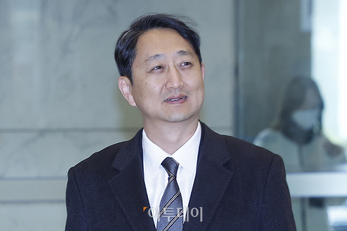 ▲안덕근 산업통상자원부 장관 후보자가 18일 오전 서울 중구 대한상공회의소에 마련된 임시 집무실에 출근하고 있다. 조현호 기자 hyunho@