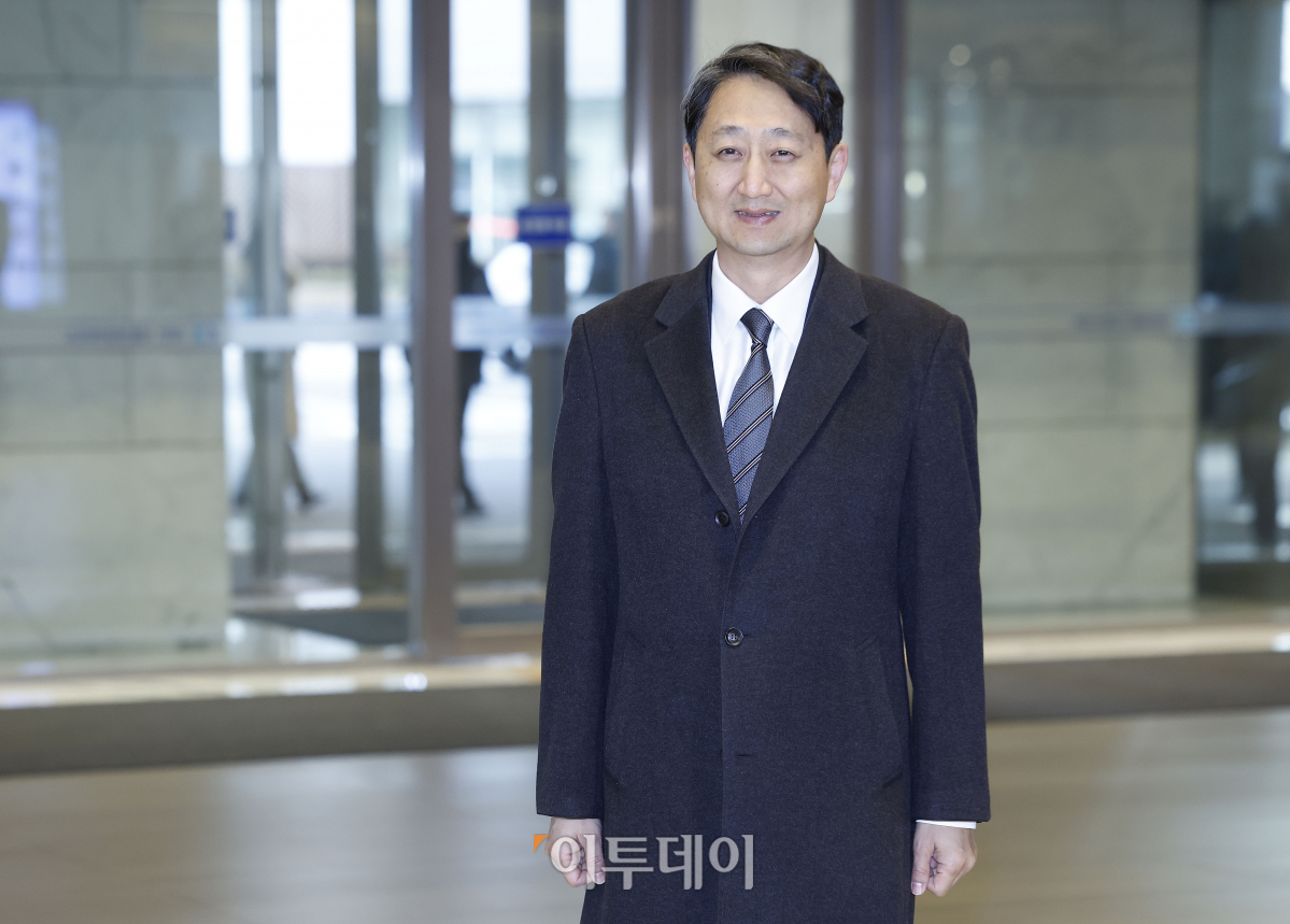 ▲안덕근 산업통상자원부 장관 후보자가 18일 오전 서울 중구 대한상공회의소에 마련된 임시 집무실에 출근하고 있다. 조현호 기자 hyunho@