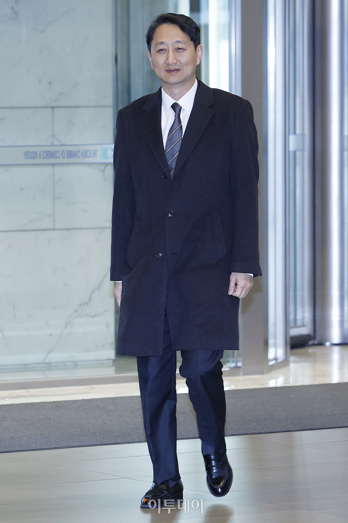 ▲안덕근 산업통상자원부 장관 후보자가 18일 오전 서울 중구 대한상공회의소에 마련된 임시 집무실에 출근하고 있다. 조현호 기자 hyunho@