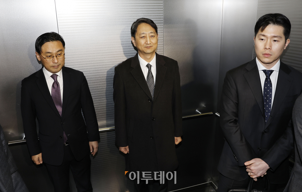 ▲안덕근 산업통상자원부 장관 후보자(가운데)가 18일 오전 서울 중구 대한상공회의소에 마련된 임시 집무실에 출근하고 있다. 조현호 기자 hyunho@