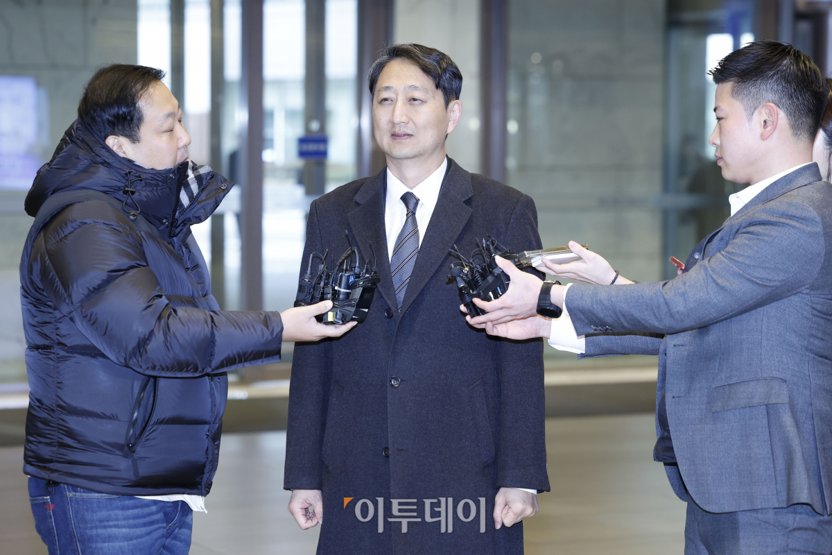 ▲안덕근 산업통상자원부 장관 후보자가 18일 오전 서울 중구 대한상공회의소에 마련된 임시 집무실에 출근하며 취재진의 질문에 답하고 있다. 조현호 기자 hyunho@