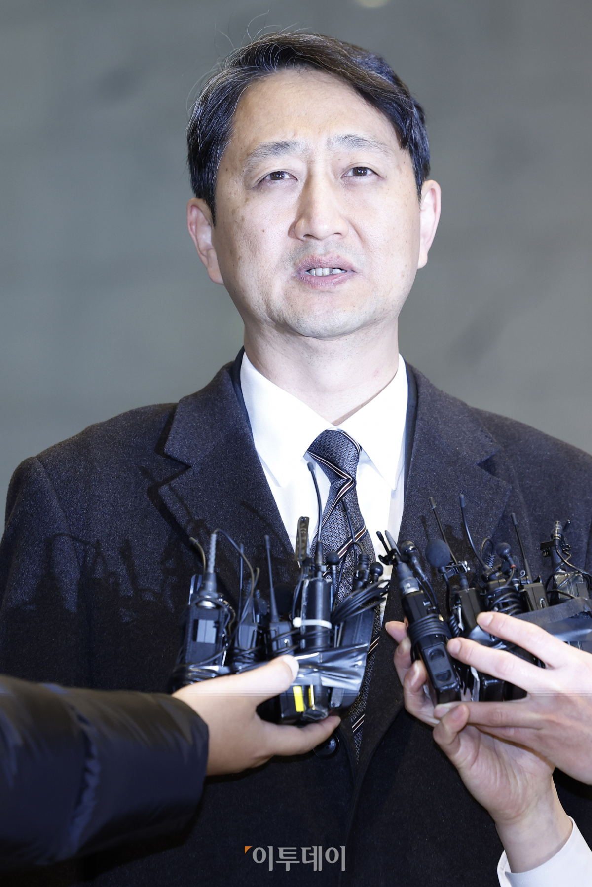 ▲안덕근 산업통상자원부 장관 후보자가 18일 오전 서울 중구 대한상공회의소에 마련된 임시 집무실에 출근하며 취재진의 질문에 답하고 있다. 조현호 기자 hyunho@