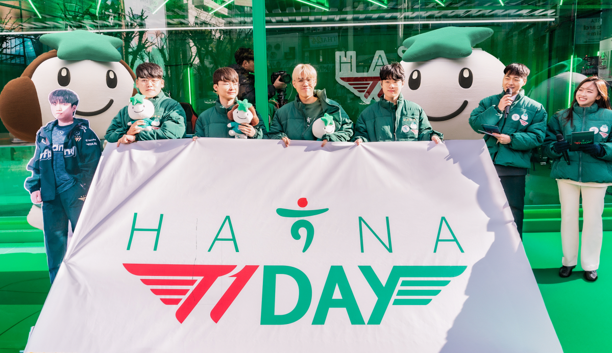 ▲하나은행은 지난 16일 오후 그룹 명동 사옥의 브랜드 체험 플랫폼 하나 플레이 파크에서 명문 e스포츠팀 ‘T1’의 ‘2023 리그 오브 레전드 국제대회’ 우승을 기념해 하나 T1 데이를 실시했다. (사진 왼쪽부터) T1의 이민형 선수, 이상혁 선수, 문현준 선수, 최우제 선수가 하나은행이 진행한 하나 T1 데이 이벤트에 참석해 하나은행 마스코트와 우승 기념 단체사진을 촬영하고 있다. (사진제공=하나은행)