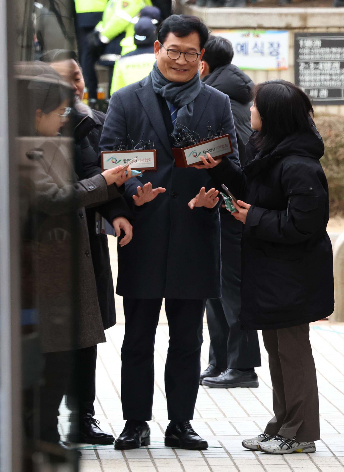 ▲더불어민주당 전당대회 돈 봉투 살포 의혹을 받고 있는 송영길 전 더불어민주당 대표가 18일 서울 서초구 서울중앙지방법원에서 열린 구속 전 피의자 심문(영장실질심사)에 출석하고 있다. 신태현 기자 holjjak@