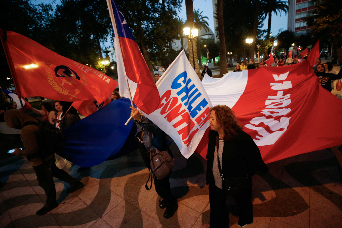 ▲칠레 산티아고 북서부의 발파라이소 주민이 17일(현지시간) 군부 독재자 아구스토 피노체트 시절 제정된 헌법 대체 여부를 묻는 국민투표 부결을 자축하며 거리를 행진하고 있다. 발파라이소(칠레)/로이터연합뉴스