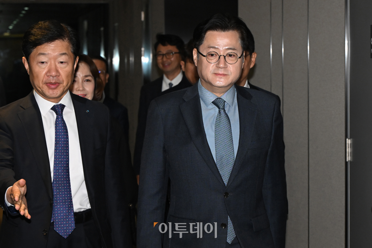 ▲홍익표 더불어민주당 원내대표가 18일 오전 서울 중구 대한상공회의소를 방문해 최태원 대한상공회의소 회장과 면담을 위해 이동하고 있다. 조현호 기자 hyunho@