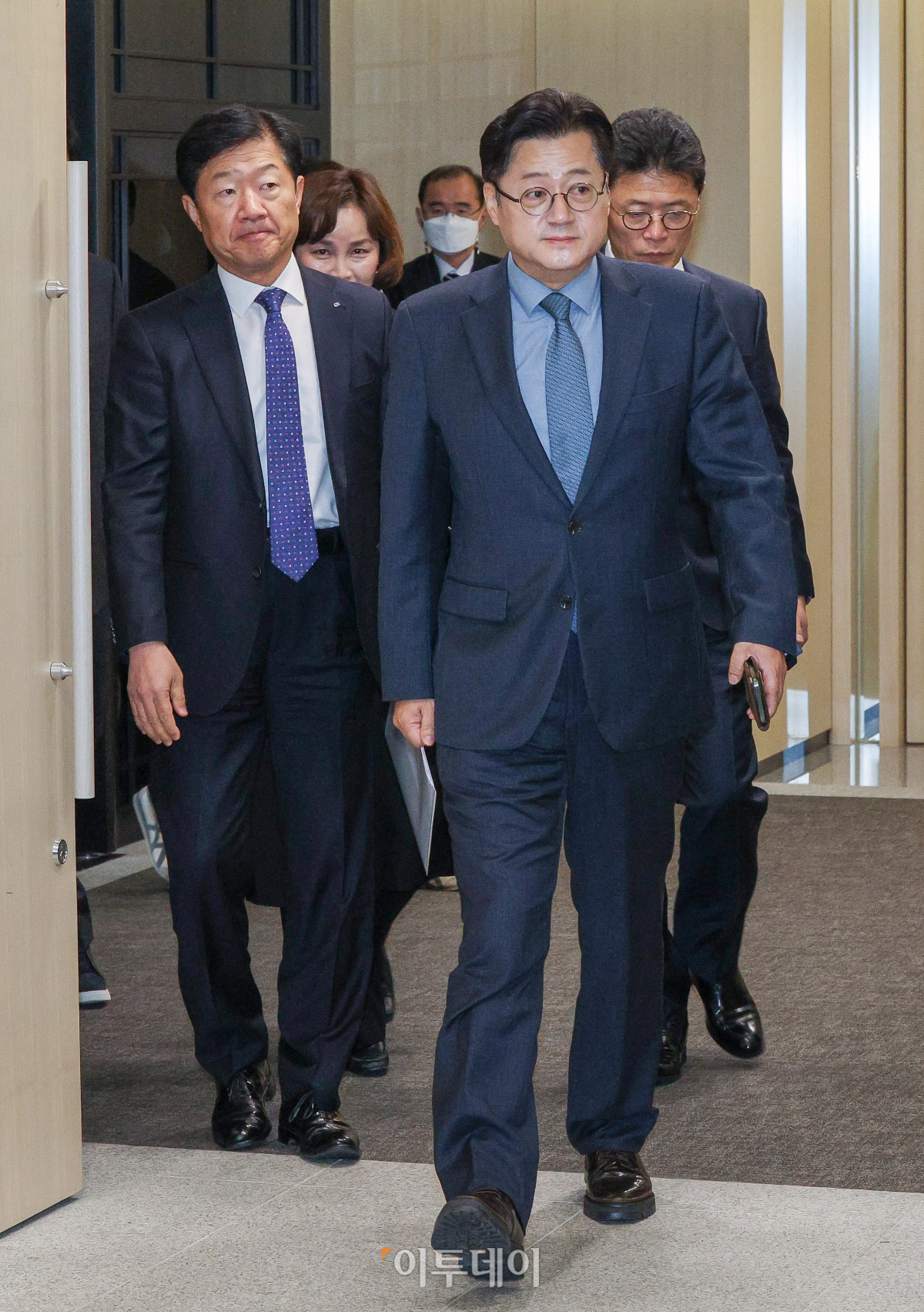▲홍익표 더불어민주당 원내대표가 18일 오전 서울 중구 대한상공회의소를 방문해 최태원 대한상공회의소 회장과 면담을 위해 이동하고 있다. 조현호 기자 hyunho@