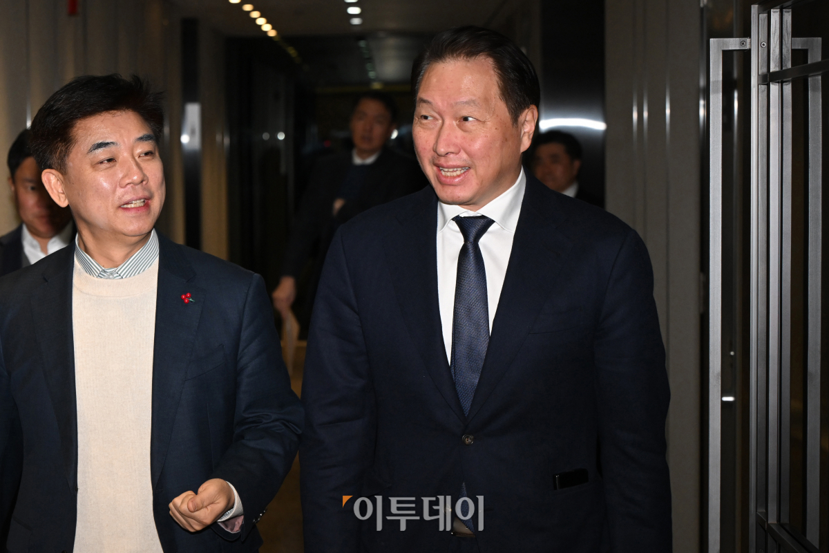 ▲최태원 대한상공회의소 회장이 18일 오전 서울 중구 대한상공회의소를 방문한 홍익표 더불어민주당 원내대표와 면담을 위해 이동하고 있다. 조현호 기자 hyunho@