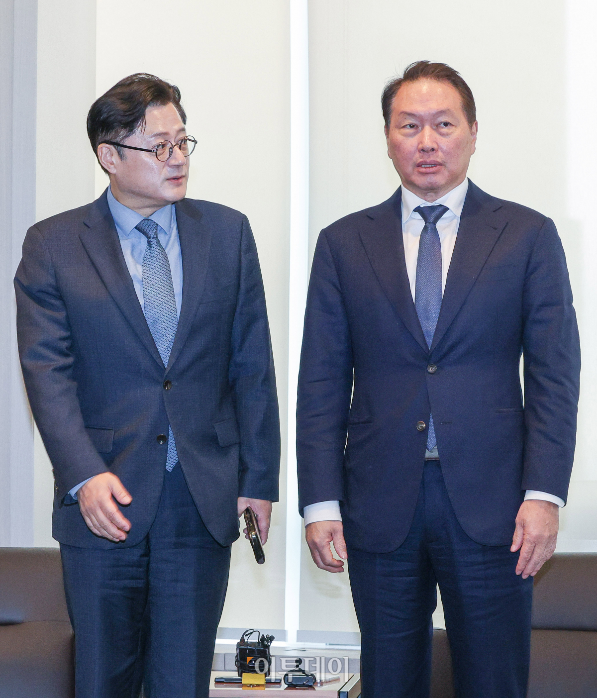 ▲최태원 대한상공회의소 회장(오른쪽)이 18일 오전 서울 중구 대한상공회의소를 방문한 홍익표 더불어민주당 원내대표와 기념촬영을 하고 있다. 조현호 기자 hyunho@