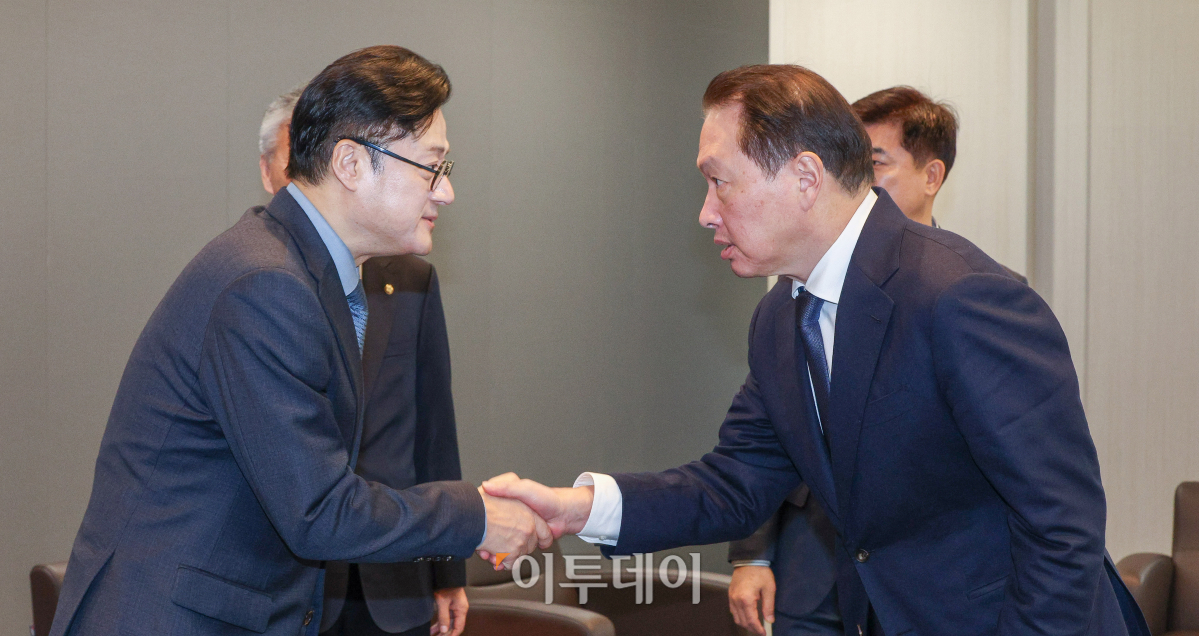 ▲홍익표 더불어민주당 원내대표가 18일 오전 서울 중구 대한상공회의소를 방문해 최태원 대한상공회의소 회장과 인사를 나누고 있다. 조현호 기자 hyunho@