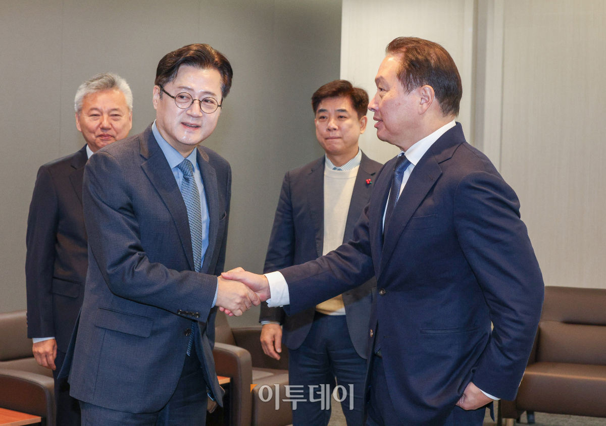 ▲홍익표 더불어민주당 원내대표가 18일 오전 서울 중구 대한상공회의소를 방문해 최태원 대한상공회의소 회장과 인사를 나누고 있다. 조현호 기자 hyunho@