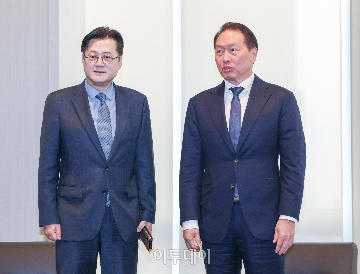 ▲최태원 대한상공회의소 회장(오른쪽)이 18일 오전 서울 중구 대한상공회의소를 방문한 홍익표 더불어민주당 원내대표 등 참석자들과 기념촬영을 하고 있다. 조현호 기자 hyunho@