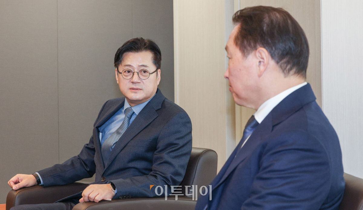 ▲홍익표 더불어민주당 원내대표가 18일 오전 서울 중구 대한상공회의소를 방문해 최태원 대한상공회의소 회장을 면담하고 있다. 조현호 기자 hyunho@