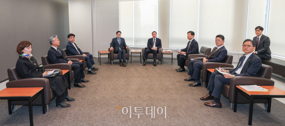 ▲홍익표 더불어민주당 원내대표가 18일 오전 서울 중구 대한상공회의소를 방문해 최태원 대한상공회의소 회장을 면담하고 있다. 조현호 기자 hyunho@