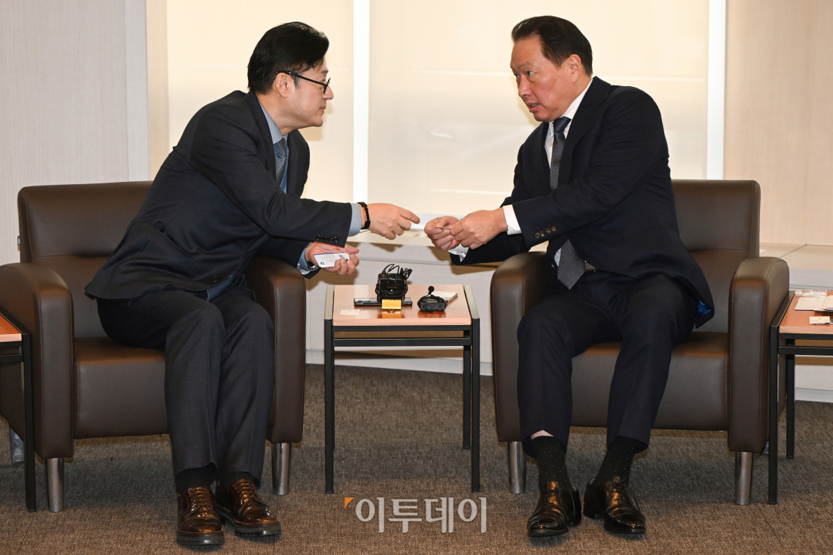 ▲홍익표 더불어민주당 원내대표가 18일 오전 서울 중구 대한상공회의소를 방문해 최태원 대한상공회의소 회장을 만나 인사를 나누고 있다. 조현호 기자 hyunho@