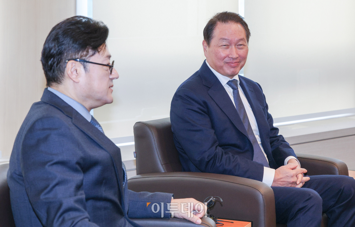 ▲홍익표 더불어민주당 원내대표가 18일 오전 서울 중구 대한상공회의소를 방문해 최태원 대한상공회의소 회장을 면담하고 있다. 조현호 기자 hyunho@