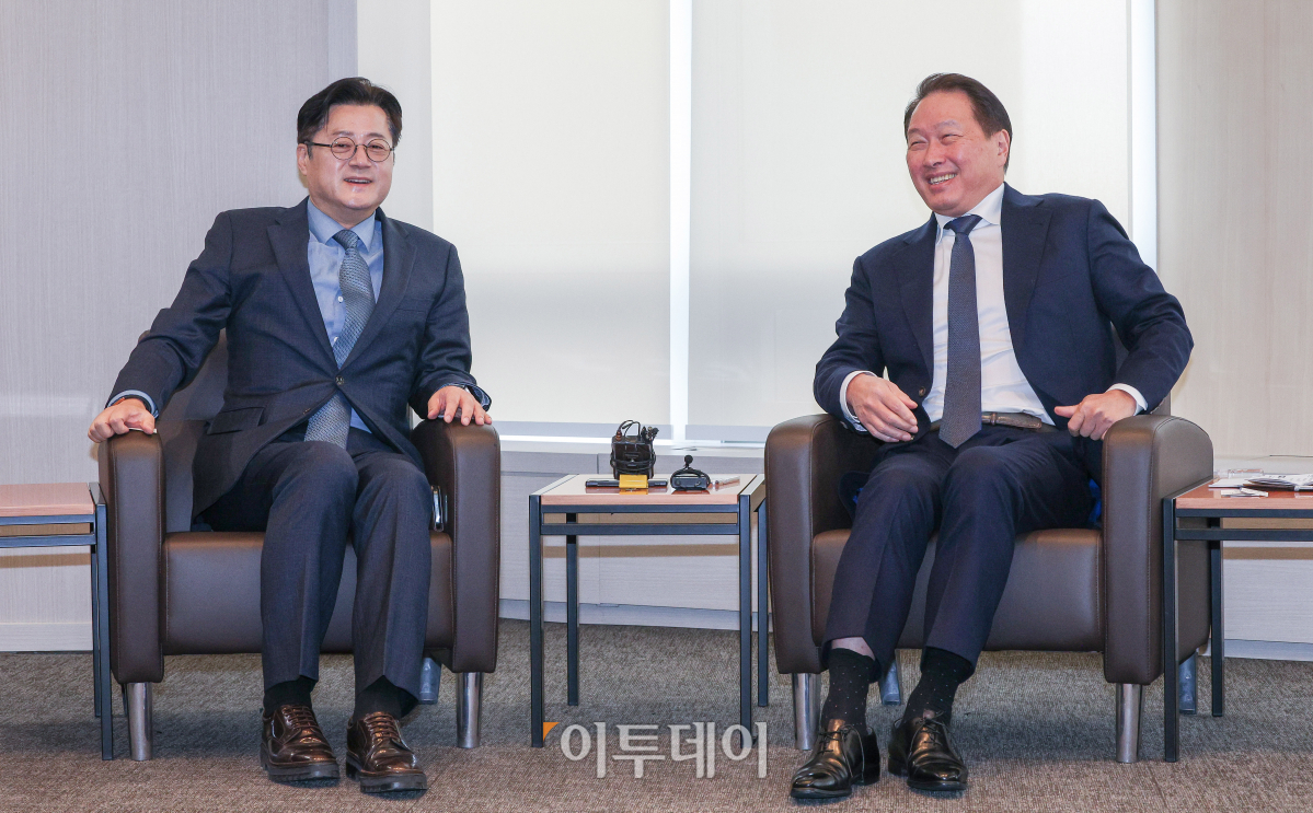 ▲최태원 대한상공회의소 회장(오른쪽)과 홍익표 더불어민주당 원내대표가 18일 서울 중구 대한상공회의소에서 열린 면담에 참석해 대화하고 있다. 조현호 기자 hyunho@