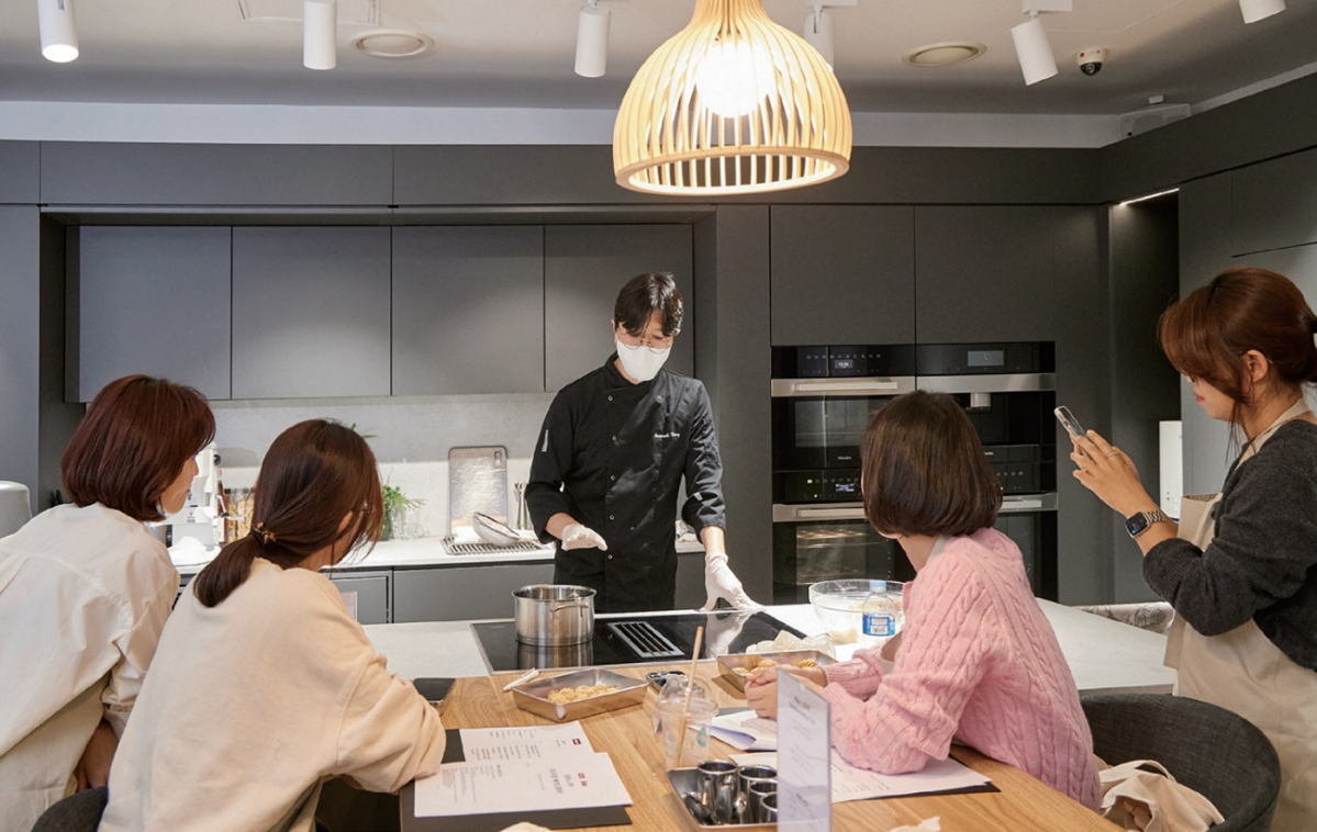 ▲밀레코리아 양준석 셰프가 밀레X스파 프리미엄 베이킹 클래스에서 후드 내장 인덕션을 설명하고 있다. (사진제공=밀레코리아)